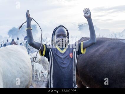 Una tribù Mundari uomo imita la posizione delle corna del suo favorito di mucca, Equatoria centrale, Terekeka, sud Sudan Foto Stock