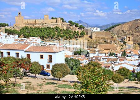 Antequera nella regione Andalusia di Spagna. Townscape vista con Alcazaba fortezza. Foto Stock