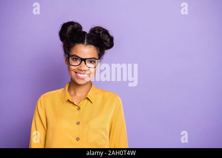 Primo piano di business sorprendente di pelle scura raggiante signora sorridente pronto per lo studio di processo specifiche di usura giallo shirt viola isolato colore di sfondo Foto Stock