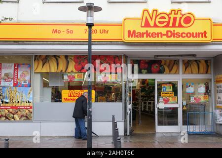 ESSEN, Germania - 17 luglio 2012: Persona visite supermercato discount di Essen, in Germania. Essa è parte del gruppo Edeka, più grande supermercato tedesco corporatio Foto Stock