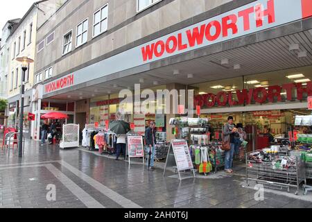 HATTINGEN, Germania - 16 luglio 2012: la gente visita Woolworth discount a Hattingen, Germania. Woolworth GmbH piani di avere 500 negozi in Germania da Foto Stock