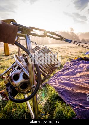 Una mongolfiera di essere preparato per il volo su un soleggiato frosty mattina in East Sussex, Regno Unito Foto Stock