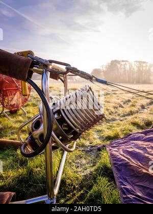 Una mongolfiera di essere preparato per il volo su un soleggiato frosty mattina in East Sussex, Regno Unito Foto Stock