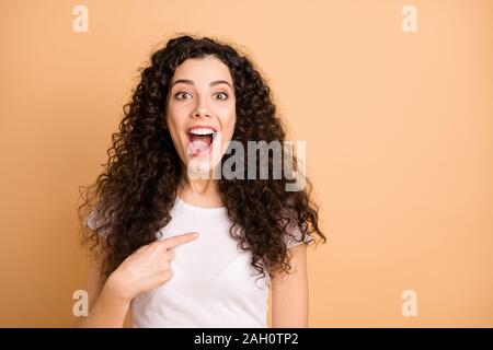 Foto di bianco affascinante estatica attraente bella ragazza rivolto a se stessa sorpreso in merito essendo scelto isolate su beige colori pastello Foto Stock