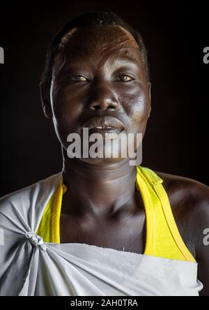 Ritratto di una tribù Mundari donna con scarifications sulla fronte, Equatoria centrale, Terekeka, sud Sudan Foto Stock