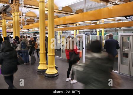 Parigi, Francia - 10 dicembre 2019: Passeggeri attendere per la linea 1 della metropolitana di Parigi, Francia. Parigi Metro serve 1,52 miliardi di giostre annualmente. Foto Stock