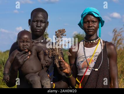 Ritratto di tribù Mundari donne con un bambino, Equatoria centrale, Terekeka, sud Sudan Foto Stock