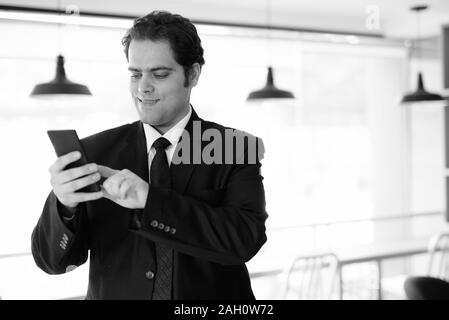 Imprenditore iraniano in un momento di relax a casa in bianco e nero Foto Stock