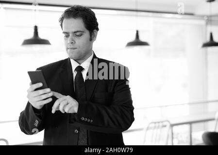 Imprenditore iraniano in un momento di relax a casa in bianco e nero Foto Stock