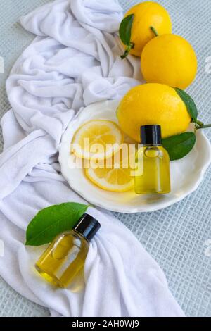 Bottiglie con olio essenziale di limone. Sano e naturale di trattamento di bellezza Foto Stock