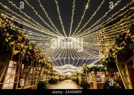 Illuminata Mercatino di Natale nei pressi della Piazza Rossa nel cuore storico di Mosca, Russia Foto Stock