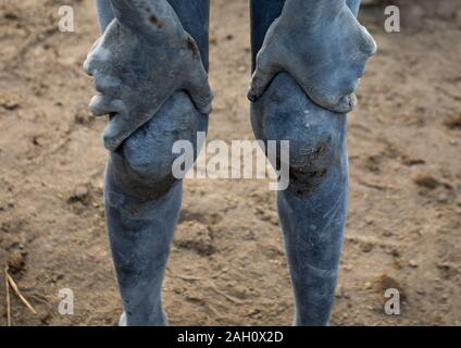 Tribù Mundari boy ginocchio coperto di cenere, Equatoria centrale, Terekeka, sud Sudan Foto Stock