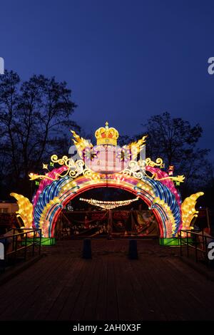 Varsavia, Polonia - 16 dicembre 2019: porta principale di accesso alla Cina Light Festival Foto Stock