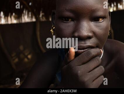 Ritratto di una bella tribù Mundari ragazza adolescente, Equatoria centrale, Terekeka, sud Sudan Foto Stock