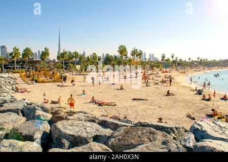 Dubai / Emirati Arabi Uniti - 20 dicembre 2019: La Mer Beach Resort in Dubai. Nuovo pubblico spiaggia urbana con rocce in primo piano. Foto Stock