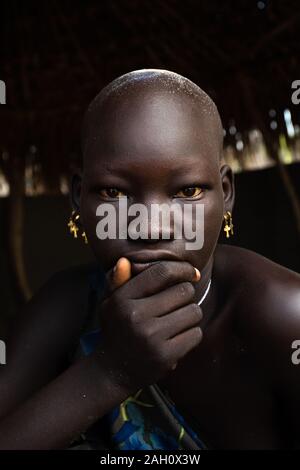 Ritratto di una bella tribù Mundari ragazza adolescente, Equatoria centrale, Terekeka, sud Sudan Foto Stock