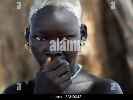 Ritratto di una bella Mundari giovane donna con la cenere sul capo per tingere i capelli in rosso, Equatoria centrale, Terekeka, sud Sudan Foto Stock