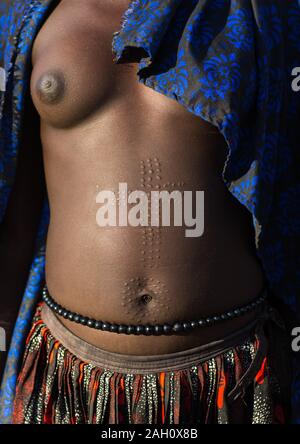 Tribù Mundari donna scarifications sul ventre a forma di croce, Equatoria centrale, Terekeka, sud Sudan Foto Stock