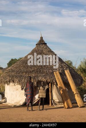 Tradizionale tribù Mundari village, Equatoria centrale, Terekeka, sud Sudan Foto Stock