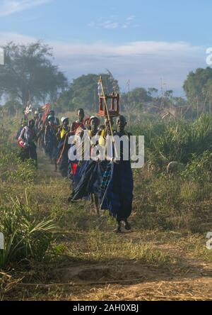 Tribù Mundari donne marciando in linea durante la celebrazione di un matrimonio di Equatoria centrale, Terekeka, sud Sudan Foto Stock