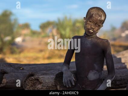 Tribù Mundari ragazzo coperto di cenere per proteggere dalle zanzare e mosche di Equatoria centrale, Terekeka, sud Sudan Foto Stock