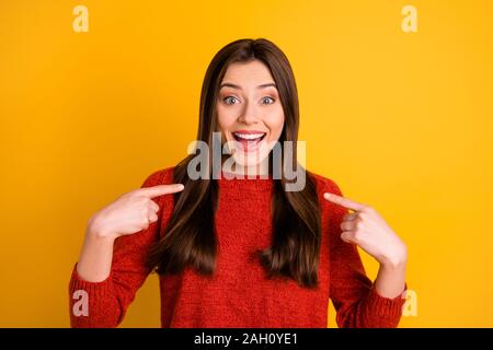 Foto di entusiasti estasiato allegro bella bella attraente affascinante stupore youngster rivolto a se stessa incredibile informazioni news isolate su Foto Stock