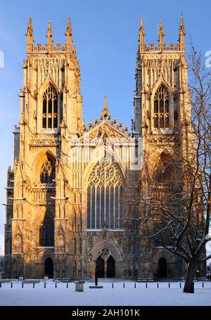 Il sole d'inverno ad ovest le torri della cattedrale di York Minster Foto Stock