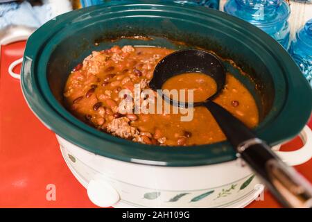 Una pentola di peperoncino in casa pronto per servire per la famiglia Foto Stock