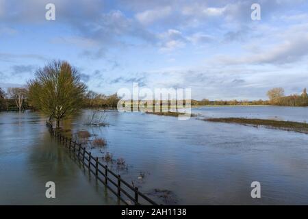 Inverno inondazioni del Fiume Great Ouse a Newport Pagnell, Buckinghamshire, UK Foto Stock