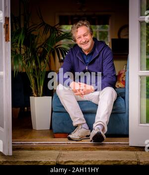 TV personality Tommy Boyd al suo West Sussex home. Foto Stock