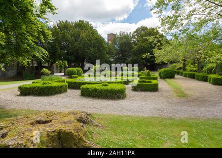 Ruthin Castle Hotel e giardini ornamentali sul sito di un'originale castello costruito alla fine del XIII secolo Foto Stock