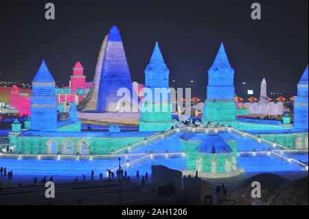 Vista visitatori sculture di ghiaccio sul display durante il XXI di Harbin ed al Mondo del Ghiaccio e della Neve di Harbin City, a nord-est della Cina di Heilongjiang provincia nel dicembre Foto Stock