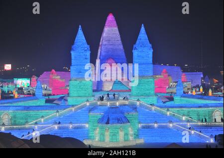 Vista visitatori sculture di ghiaccio sul display durante il XXI di Harbin ed al Mondo del Ghiaccio e della Neve di Harbin City, a nord-est della Cina di Heilongjiang provincia nel dicembre Foto Stock