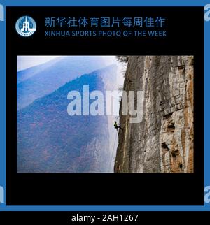 Pechino, Cina. Xxi Dec, 2019. XINHUA SPORT FOTO DELLA SETTIMANA (da Dic. 16 a dicembre 22, 2019) trasmessi su dicembre 23, 2019. Liu Mingjun compete durante gli uomini di arrampicata di velocità si riscalda al 2019 Cina Rock-Climbing nel torneo di Fengjie County, Chongqing, sud-ovest della Cina, 21 dicembre 2019. Credito: Wang Quanchao/Xinhua/Alamy Live News Foto Stock