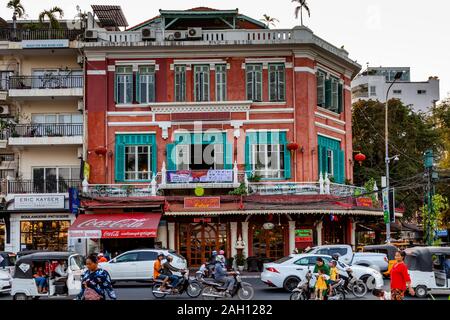 Riverside edifici, Sisowath Quay, Phnom Penh Cambogia. Foto Stock