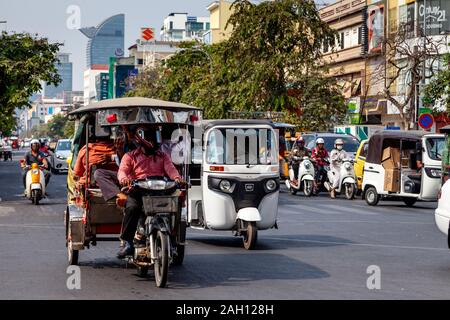 Una strada trafficata in Phnom Penh Cambogia. Foto Stock