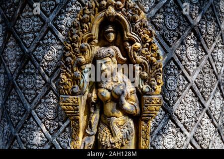 Le sculture in legno del tempio, Wat Langka, Phnom Penh Cambogia. Foto Stock