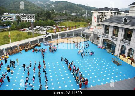 Guiyang, della Cina di Guizhou. Undicesimo oct, 2019. Insegnanti e bambini prendono esercita in un asilo nido di una delocalizzazione in area di Zheng'an County, a sud-ovest della Cina di Guizhou, 11 ott. 2019. Credito: Yang Wenbin/Xinhua/Alamy Live News Foto Stock