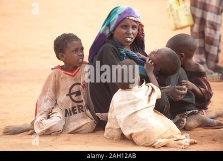 I rifugiati dalla Somalia che fuggono dalla guerra civile e di peggiore siccità per 60 anni in attesa di essere elaborati a Dadaab campo profughi al confine con il Kenya. Foto Stock