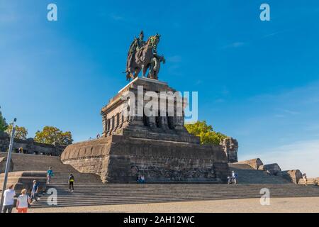 Ottima vista della monumentale statua equestre di Guglielmo I, un punto di riferimento e una popolare destinazione turistica di Coblenza, Germania su un bellissimo autunno... Foto Stock