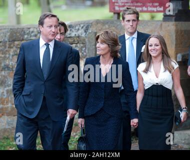 Il Primo Ministro David Cameron lasciando un memoriale di servizio alla Chiesa di Santa Maria, Adderbury per Christopher scisto partito Tory circoscrizione presidente, con Christopher Shale la moglie Nikki figlio Albermale e figliastra Natalia. Shale è morto di un attacco di cuore al Glastonbury Festival nel 2011. Foto Stock