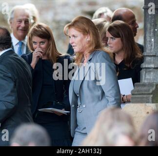 Il principe Andréj Duca di York con la duchessa di York, della principessa Beatrice e Eugenie e il Primo Ministro David Cameron che frequentano un memoriale di servizio alla Chiesa di Santa Maria, Adderbury per Christopher scisto partito Tory circoscrizione presidente. Shale è morto di un attacco di cuore al Glastonbury Festival nel 2011. Foto Stock