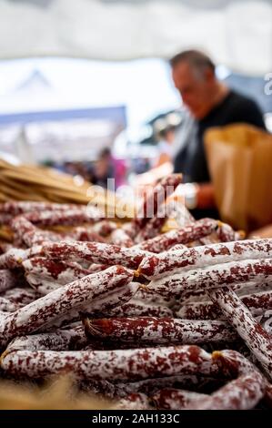 Salsicce giacente su un mercato alimentare nel sud della Francia Foto Stock