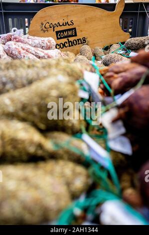 Salsicce giacente su un mercato alimentare nel sud della Francia Foto Stock