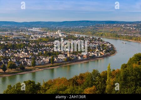 Ottima vista panoramica della città di Coblenza e il fiume Reno dalla visualizzazione in legno piattaforma sulla cima del colle presso la fortezza Ehrenbreitstein... Foto Stock