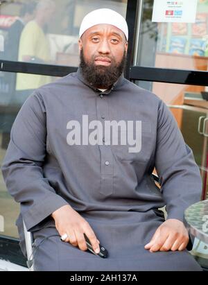 Abu Izzadeen organizzatore di una manifestazione di protesta per introdurre la Sharia zone in Walthamstow. Foto Stock