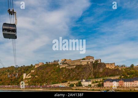 Bella vista panoramica della famosa fortezza Ehrenbreitstein sulla riva orientale del Reno con una vista ravvicinata della funivia di attraversare il fiume in... Foto Stock