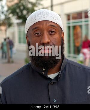 Abu Izzadeen organizzatore di una manifestazione di protesta per introdurre la Sharia zone in Walthamstow. Foto Stock