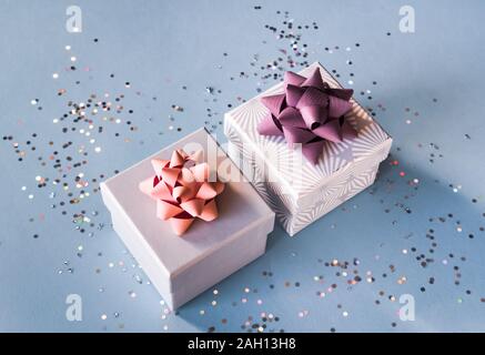 Confezioni regalo su sfondo blu. Foto Stock