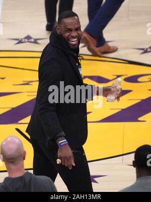 Los Angeles, Stati Uniti. 23 Dic, 2019. Los Angeles Lakers LeBron James ride durante il tempo di emisaturazione durante la partita contro il Denver Nuggets a Staples Center di Los Angeles Domenica, 22 dicembre 2019. Le Pepite sconfitto i Lakers 128-104. Foto di Jon SooHoo/UPI Credito: UPI/Alamy Live News Foto Stock